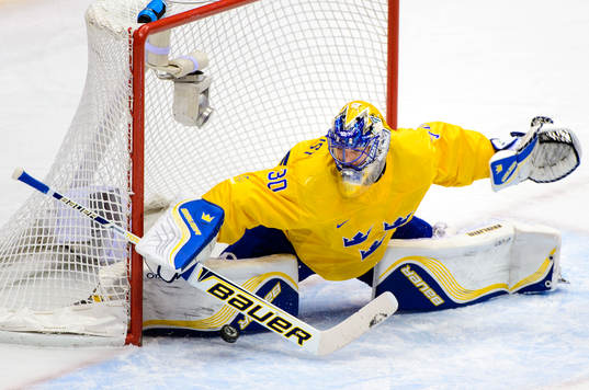 Sveriges målvakt Henrik Lundqvist räddar ett skott