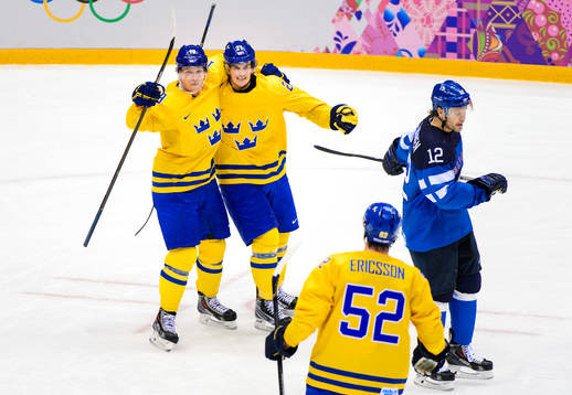 Sveriges Nicklas Bäckström och Loui Eriksson jublar