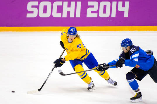 Sveriges Carl Hagelin jagas av Finlands Juhamatti Aaltonen
