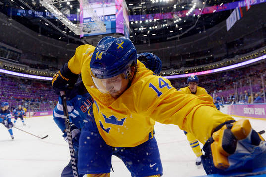 Sveriges Patrik Berglund kämpar för pucken