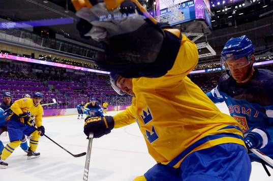 Sveriges Patrik Berglund kämpar för pucken