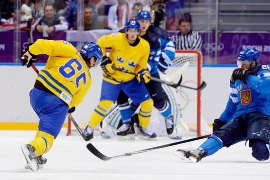 Sveriges Erik Karlsson skjuter ett skott på mål