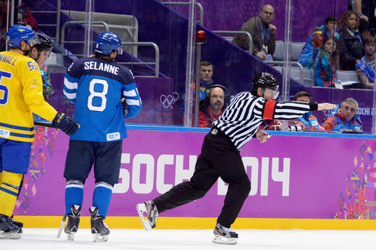 Domaren dömmer mål till Finlands Olli Jokinen