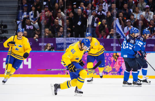 Sveriges Erik Karlsson jublar