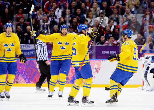 Sveriges Erik Karlsson jublar med sina lagkamrater