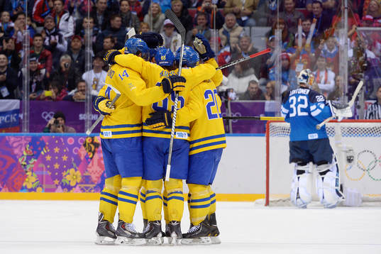 Sveriges Erik Karlsson jublar med sina lagkamrater
