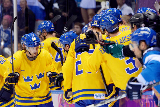 Sveriges Erik Karlsson jublar med sina lagkamrater