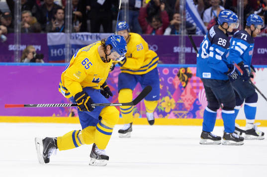 Sveriges Erik Karlsson jublar