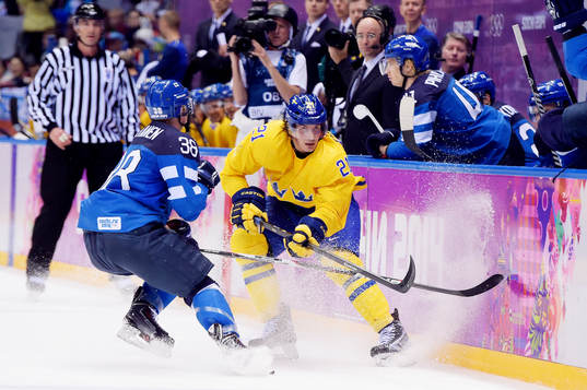Sveriges Loui Eriksson och Finlands Juuso Hietanen kämpar