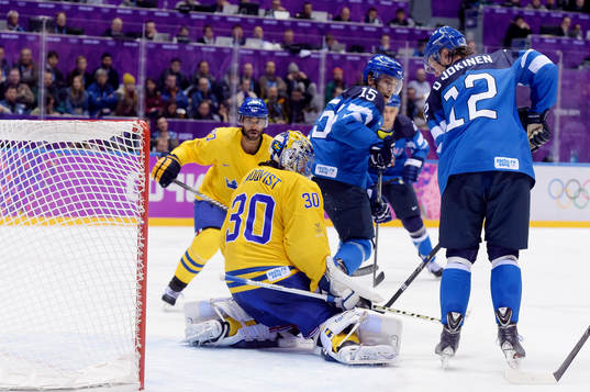 Sveriges målvakt Henrik Lundqvist gör en räddning