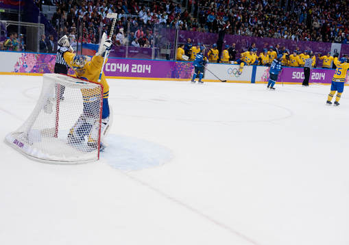 Sveriges målvakt Henrik Lundqvist jublar