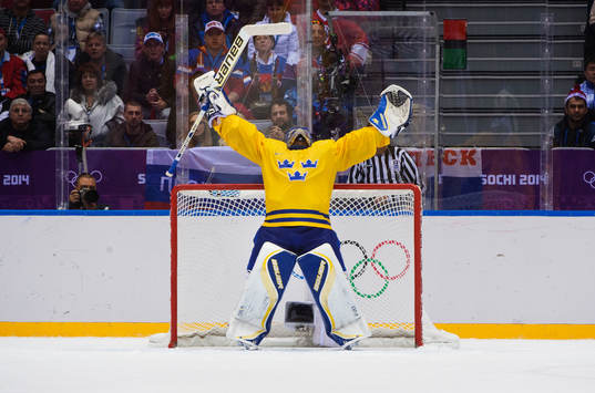 Sveriges målvakt Henrik Lundqvist jublar på slutsignalen
