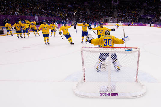Sveriges målvakt Henrik Lundqvist jublar med sina
