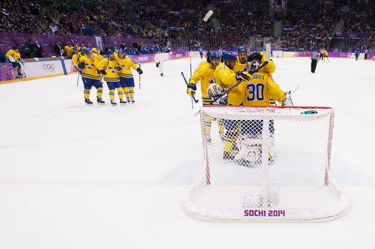 Sveriges målvakt Henrik Lundqvist jublar med sina