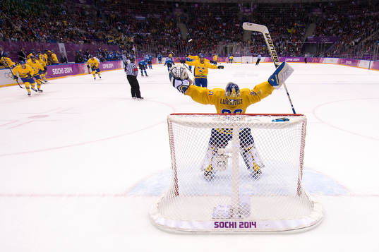 Sveriges målvakt Henrik Lundqvist jublar med sina