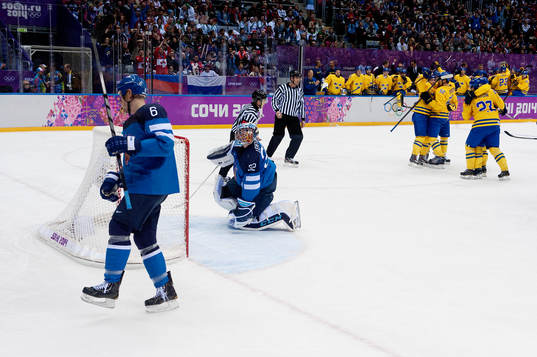 Sveriges Erik Karlsson jublar med sina lagkamrater