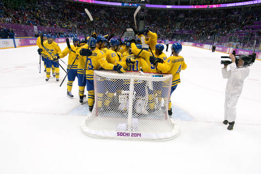 Sveriges målvakt Henrik Lundqvist jublar med sina