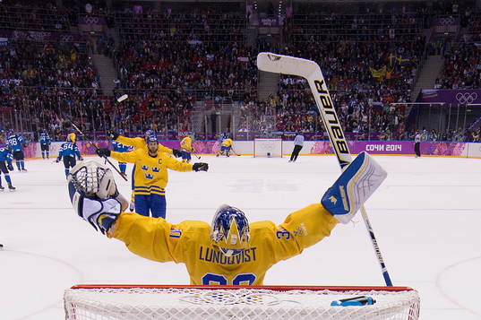 Sveriges målvakt Henrik Lundqvist jublar med sina