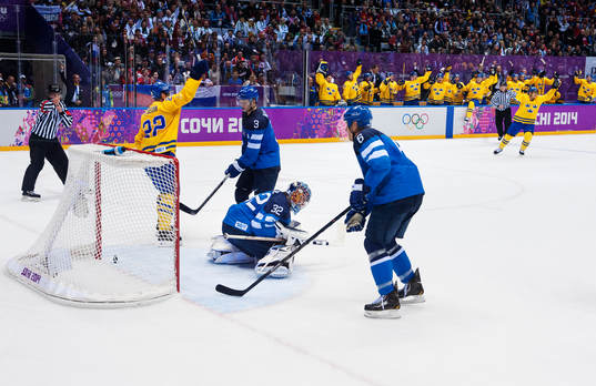Sveriges Daniel Sedin och spelare på bänken jublar