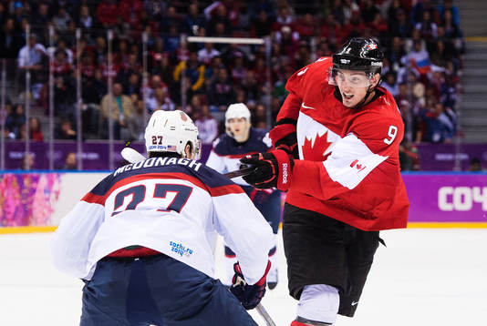 s Ryan McDonagh blir slagen i ansiktet av Kanadas Matt