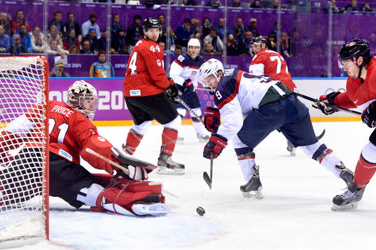 s Zach Parise orar framför Kanadas målvakt Carey Price