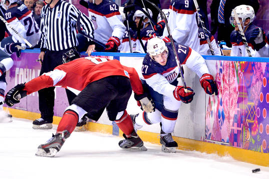 s Ryan McDonagh tar sig förbi Kanadas Drew Doughty