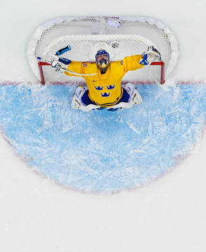 Sveriges målvakt Henrik Lundqvist jublar på slutsignalen