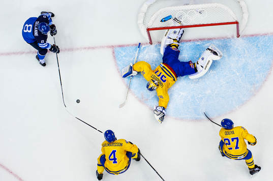 Finlands Teemu Selänne oroar framför Sveriges målvakt