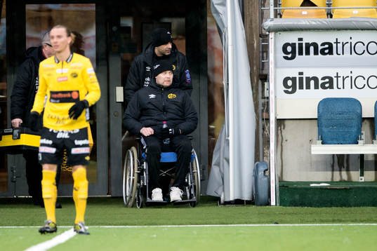Elfsborgs manager Klas Ingesson körs i i rullstol av