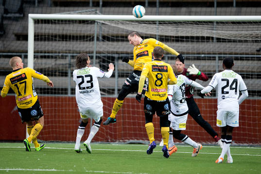 Elfsborgs Daniel Mobaeck har målchans men nickar över
