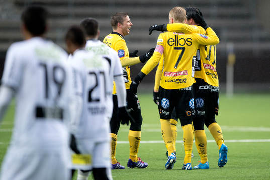 Elfsborgs Anders Svensson (v) på väg fram för att