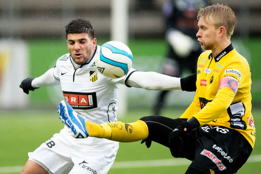 Elfsborgs Johan Larsson  tar ner bollen framför Häckens