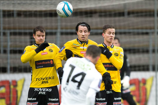 Häckens Martin Ericsson lägger frispark. I Elfsborgs mur