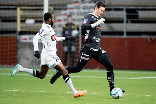 Elfsborgs målvakt Kevin Stuhr-Ellegaard röjer undan