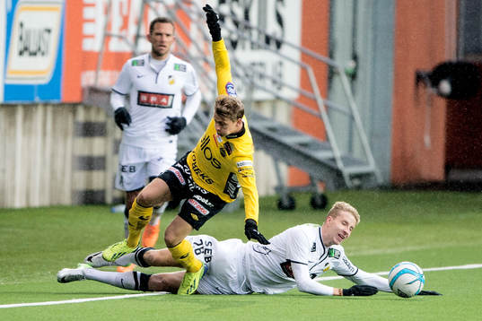 Häckens Samuel Gustafson drar ner Elfsborgs Simon Hedlund