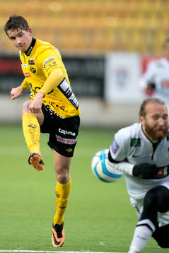 Elfsborgs Marcus Rohdén skjuter bollen i ryggen på