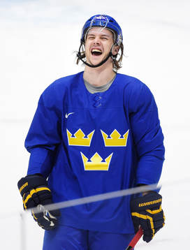 En skrattande Erik Karlsson på Sveriges ishockeylandslags
