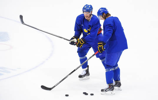 Daniel Alfredsson och Erik Karlsson skojar med varandra på