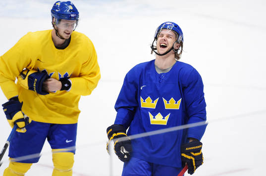 Oliver Ekman-Larsson och en skrattande Erik Karlsson på