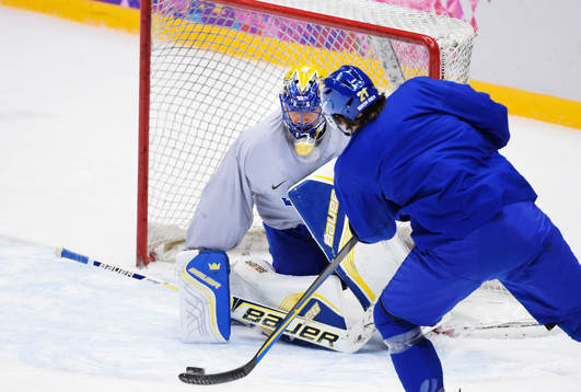 Målvakten Henrik Lundqvist motar ett skott från Loui