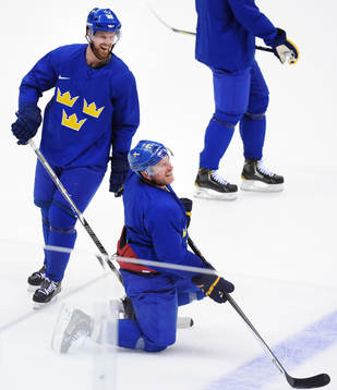 Daniel Sedin och Daniel Alfredsson skrattar på Sveriges
