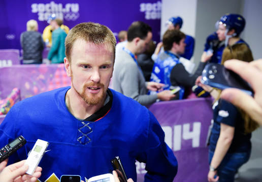 Daniel Sedin blir intervjuad av media