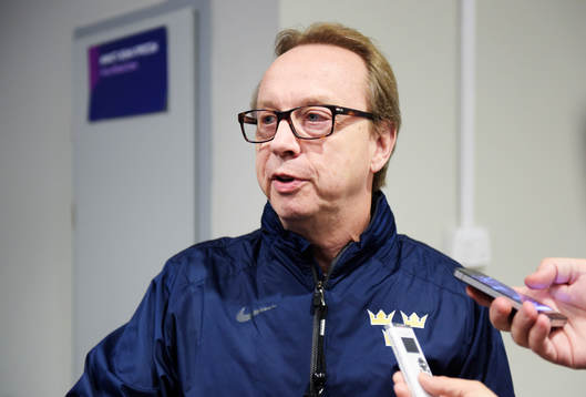 Förbundskapten Pär Mårts blir intervjuad av media