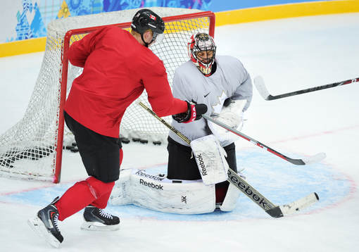 Corey Perry oroar framför målvakten Roberto Luongo på