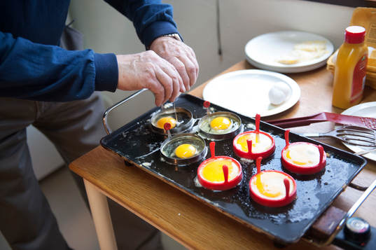 Pelle Stenstrand steker ägg till en närande frukost före
