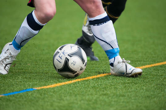 Fot, fötter, fotboll i träningsmatchen mellan IFK