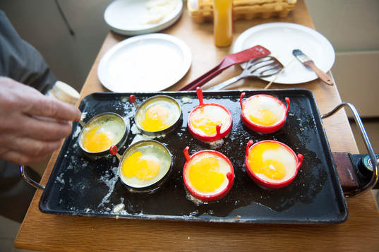 Pelle Stenstrand steker ägg till en närande frukost före