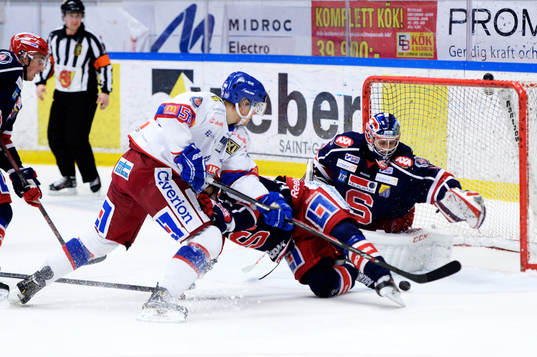 Oskarshamn Lukas Ericsson och  Södertäljes målvakt