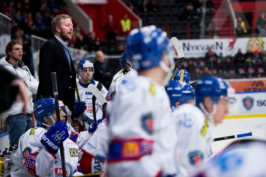 Oskarshamn tränare Fredrik Södertröm coachar ett