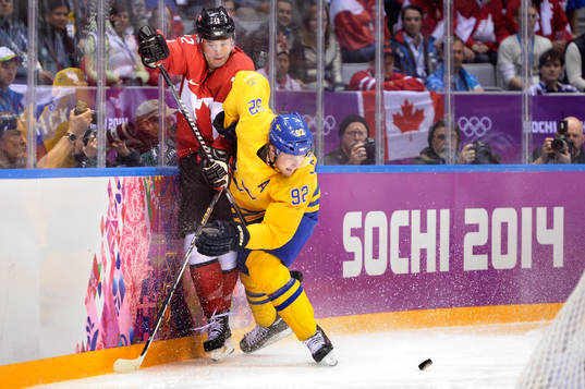 Sveriges Gabriel Landeskog tacklar Kanadas Patrick Marleau